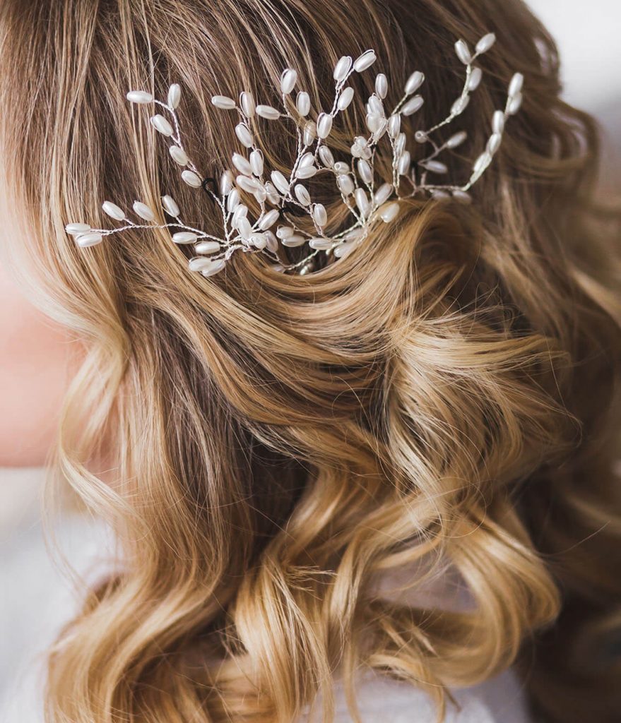 brides-hair-detail-with-curls-close-up-3Q3ULB8-879x1024-1.jpg