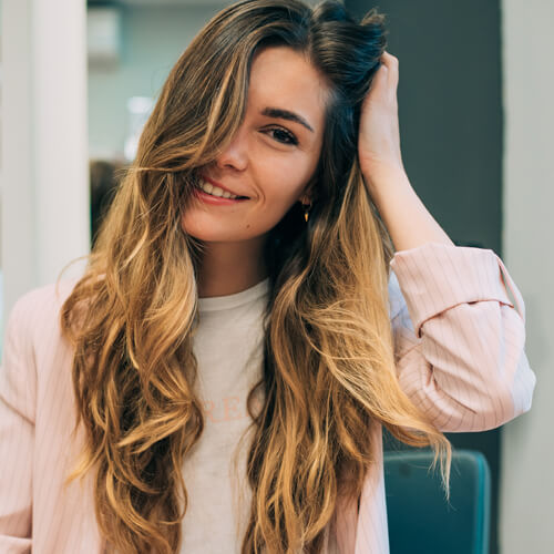 woman-with-long-hair-sitting-in-a-hairdresser-DY6GKNM